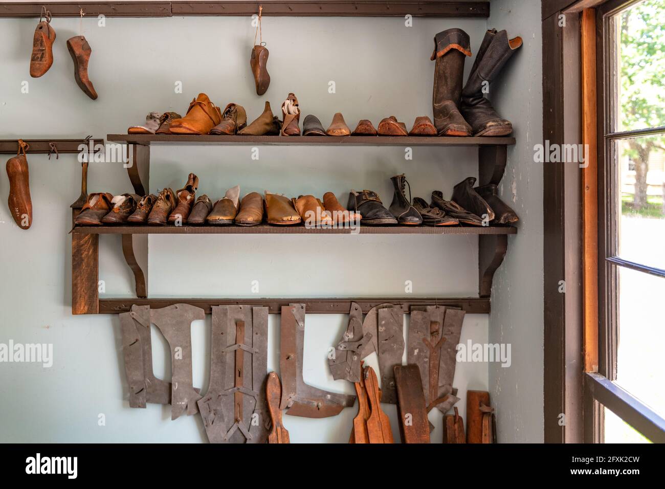 Toronto, Canadá, moldes antiguos para la fabricación de zapatos en los uno  mismo de un taller de zapatos. Shoes Black Creek Pioneer Village es un  lugar famoso y attractio turístico Fotografía de
