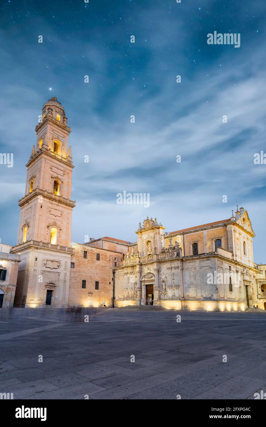 Campanario y la catedral por la noche, Piazza del Duomo, Lecce, Salento, Apulia, Italia, Europa Foto de stock