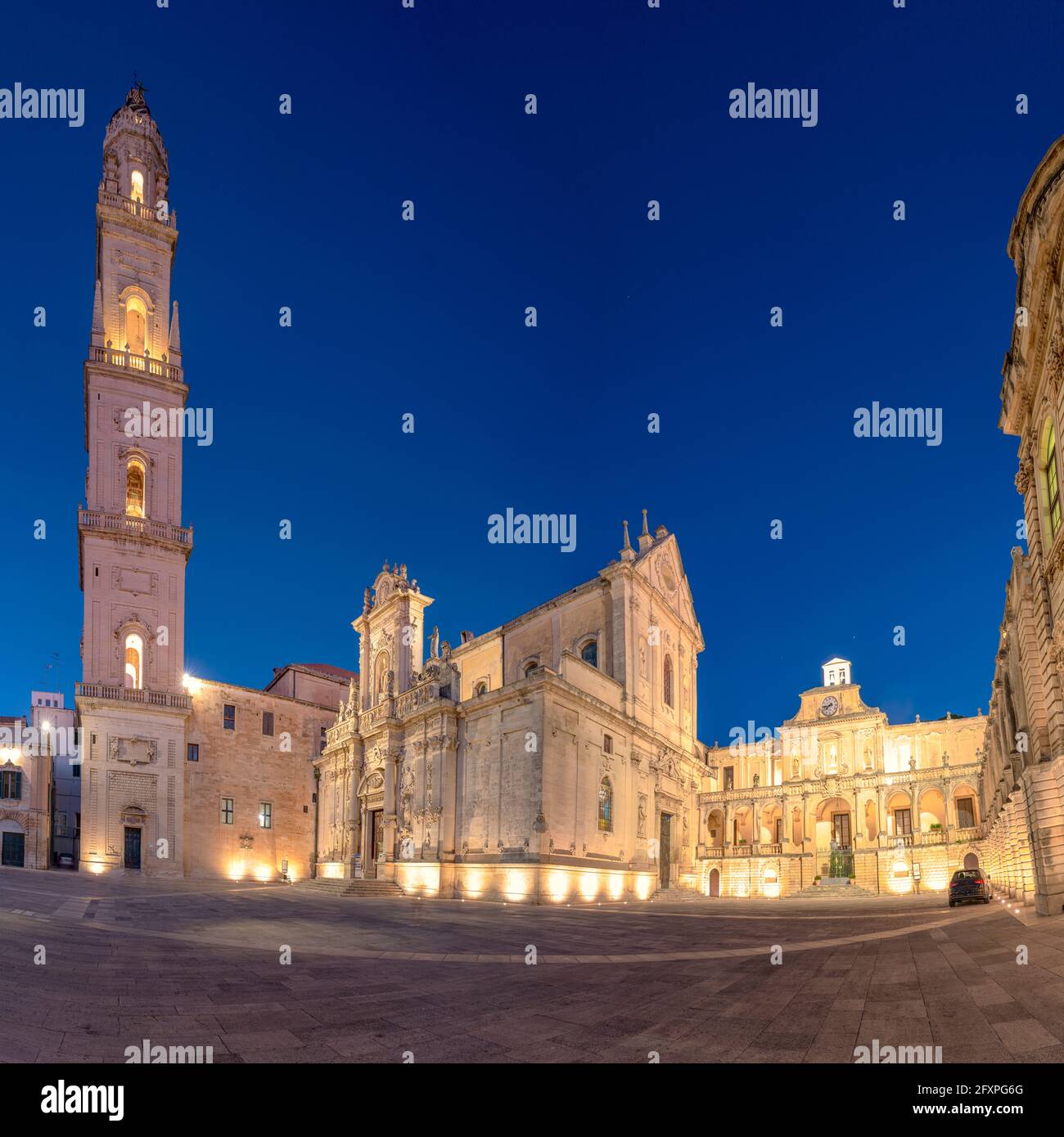Catedral y Plaza del Duomo de Lecce al atardecer, Salento, Apulia, Italia, Europa Foto de stock