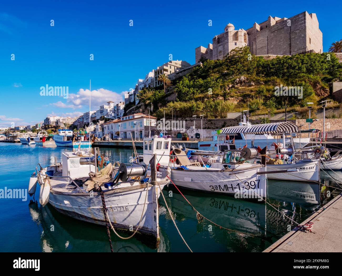 Barcos en el puerto y Monasterio de San Francisco, Mahón (Mao), Menorca (Menorca), Islas Baleares, España, Mediterráneo, Europa Foto de stock