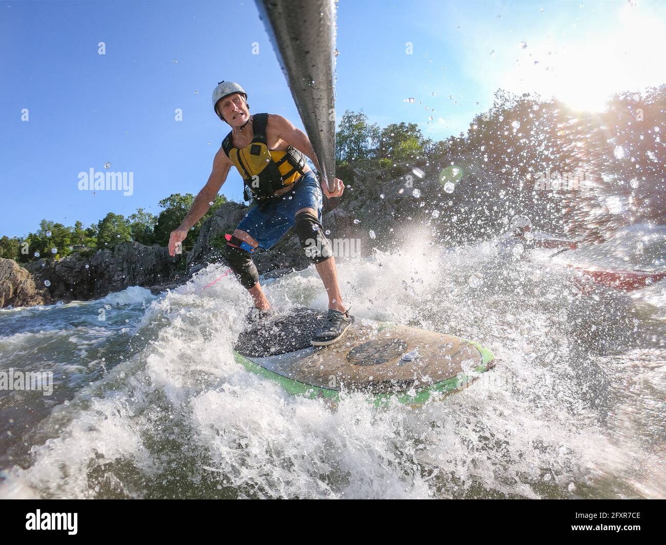 Fotógrafo Skip Brown stand up paddle surfes desafiantes aguas blancas debajo de las Great Falls del río Potomac, frontera de Virginia y Maryland, Estados Unidos Foto de stock