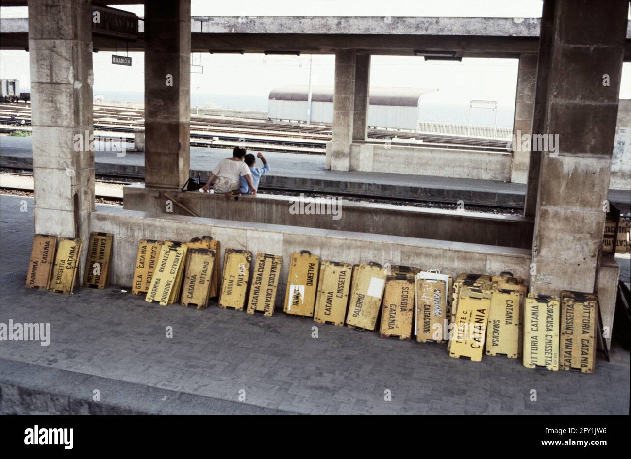 Placas de destino,Estación de Catania, Sicilia 1985 Foto de stock
