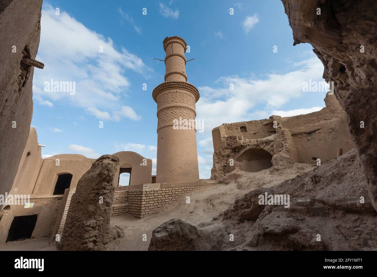 El minarete temblor en el pueblo de Kharanaq, de 1000 años de edad, se derrumbó con ladrillos de barro. Condado de Ardakan, Provincia de Yazd, Irán. Foto de stock