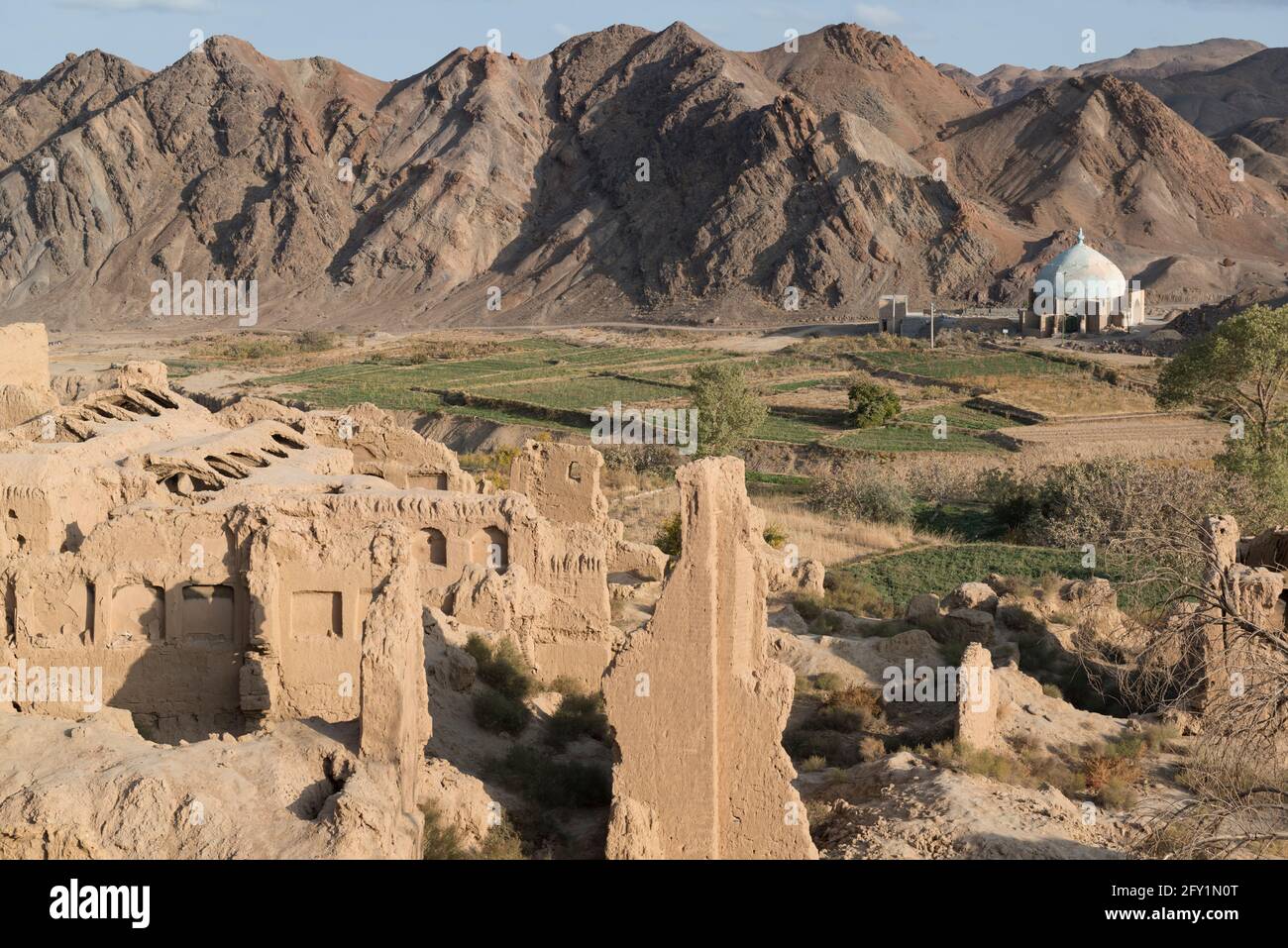 Los 1000 años de edad colapsaron el pueblo de ladrillos de barro de Kharanaq. Condado de Ardakan, Provincia de Yazd, Irán. Foto de stock