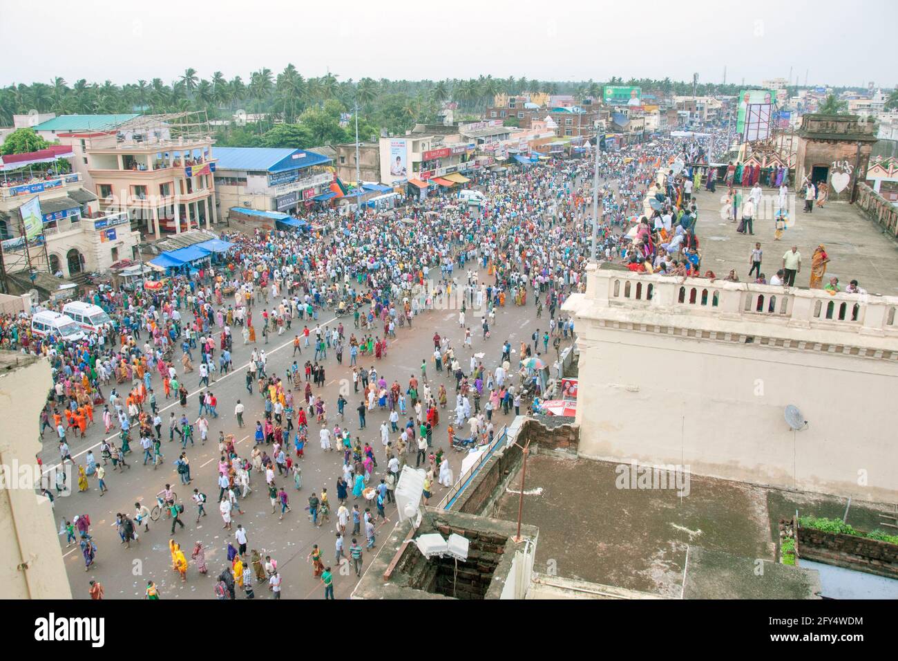 La imagen muestra una vista aérea de Grand Road en la ciudad de Puri. La foto fue tomada durante la procesión de ratha yatra. Foto de stock