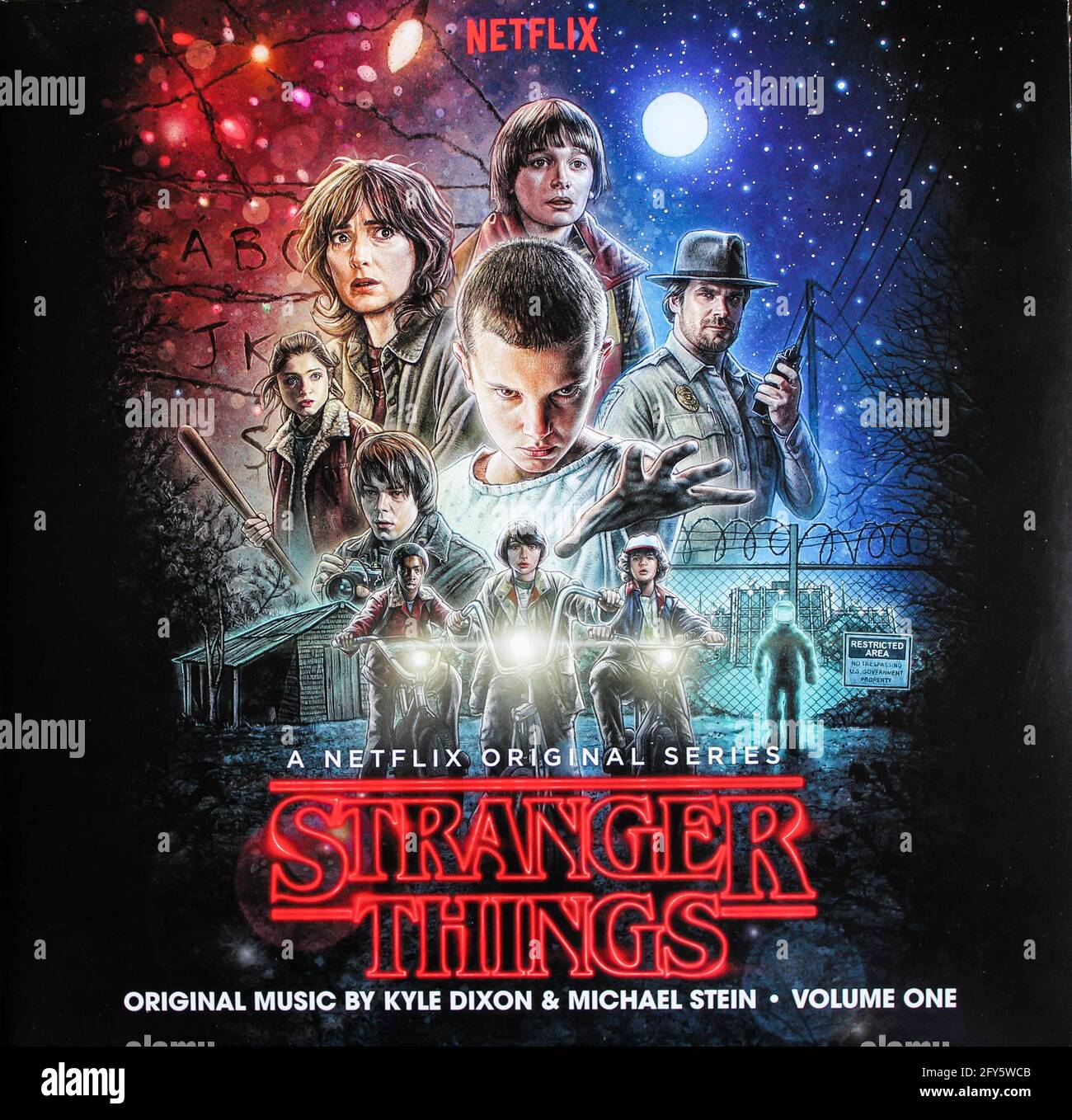 Stranger Things Volumen Una banda sonora en vinilo disco LP de la serie de televisión en Netflix. Portada del álbum Foto de stock