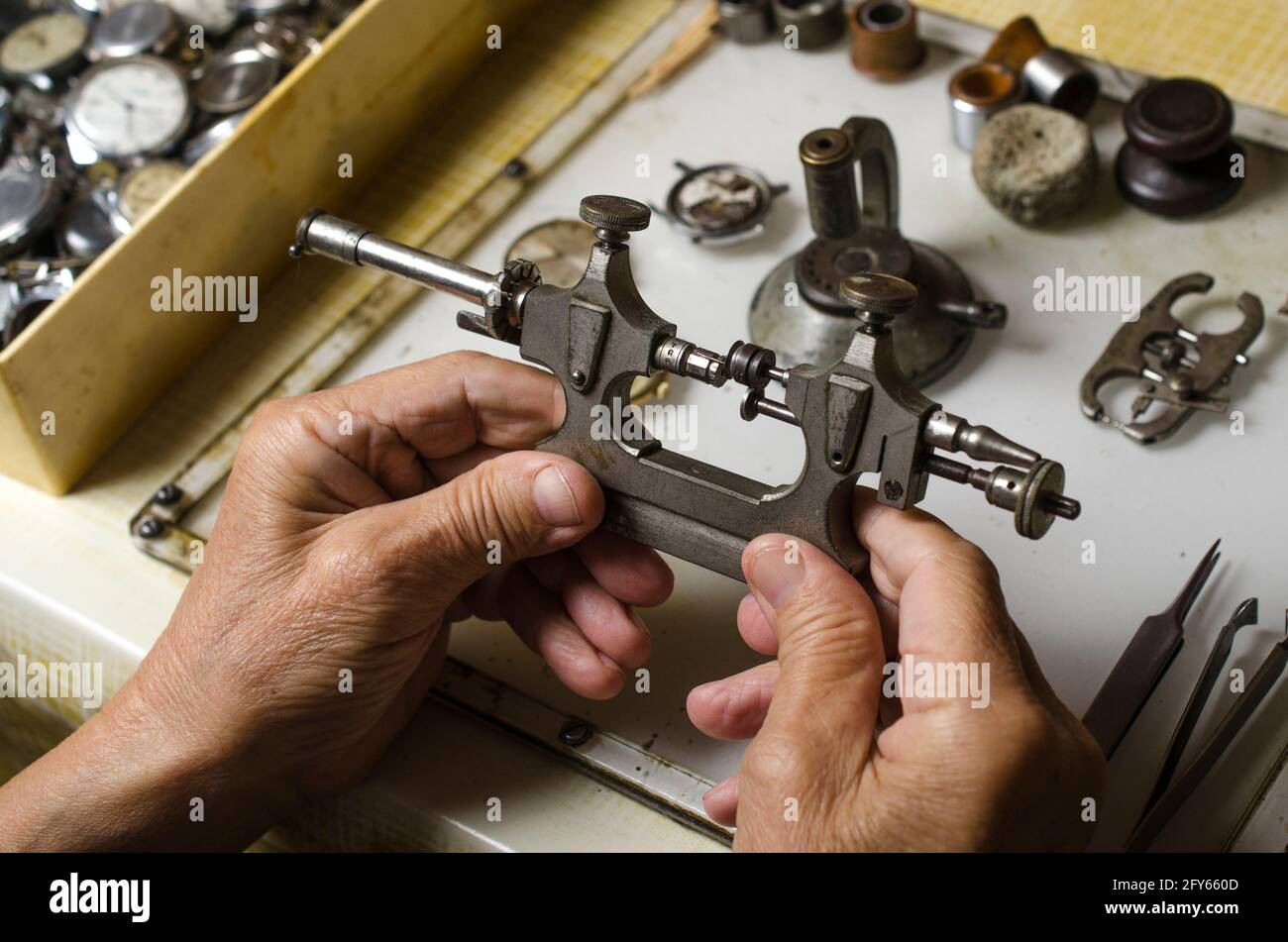 Herramientas de relojero: Reloj torno, potance, truing Calibres, pinzas  Fotografía de stock - Alamy
