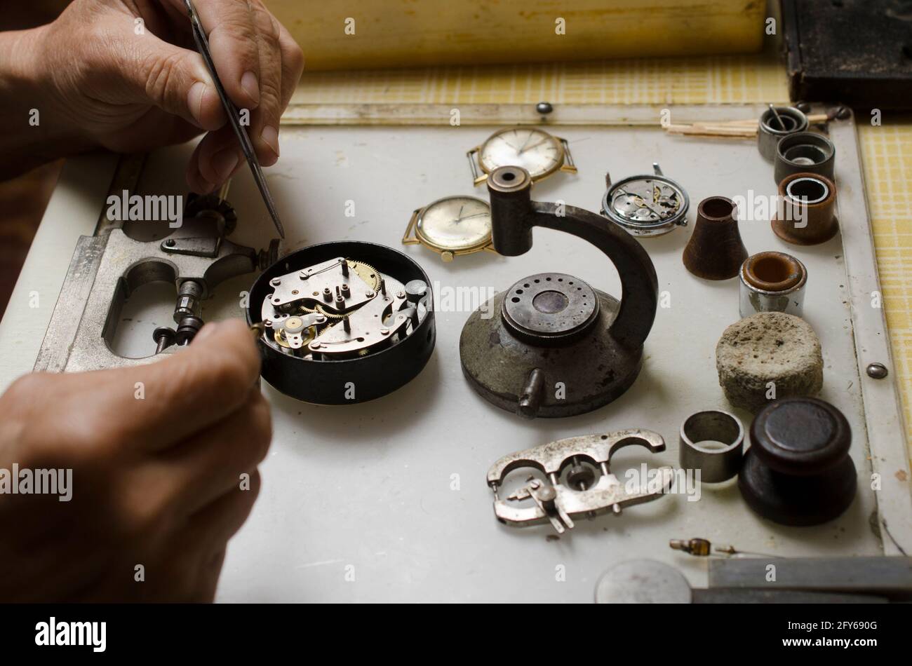 Herramientas de relojeros vintage fotografías e imágenes de alta resolución  - Alamy