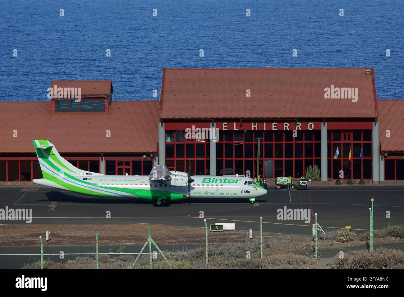 Aeropuerto de El Hierro Islas Canarias con un avión Binter ATR 72  estacionado Fotografía de stock - Alamy