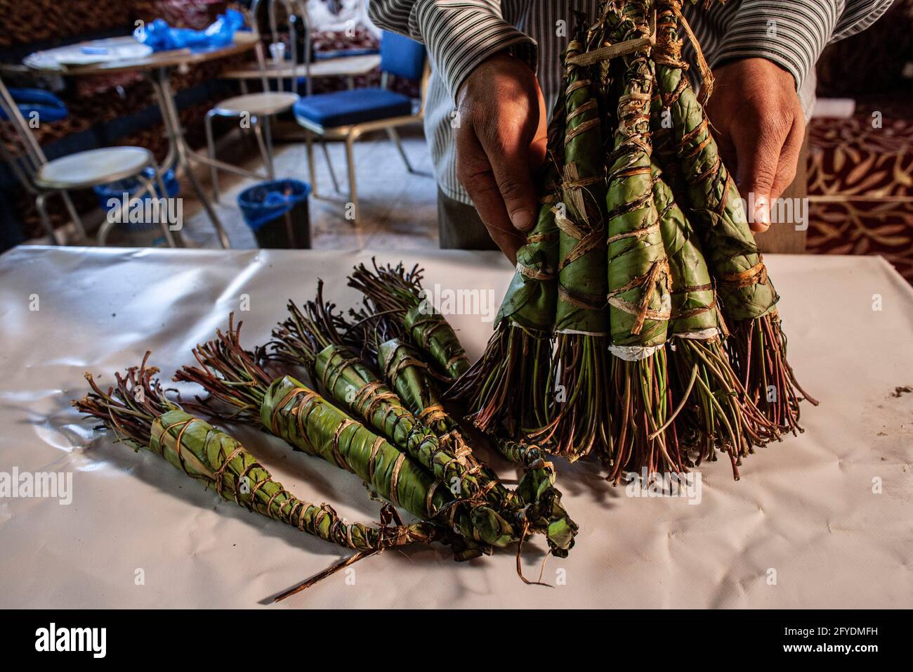 Camden, Londres, Reino Unido. La droga Khat en la mesa en el café somalí local. La droga utilizada principalmente por los somalíes se vuelve ilegal en el Reino Unido. Foto de stock