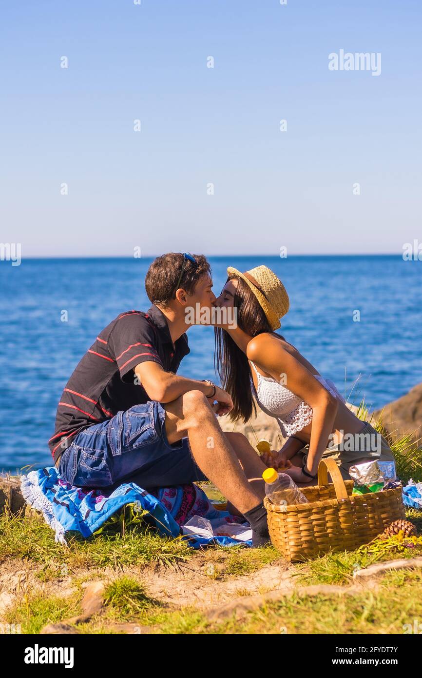 Pareja besándose en la playa fotografías e imágenes de alta resolución - Alamy Pareja besándose en la playa fotografías e imágenes de alta resolución - Alamy