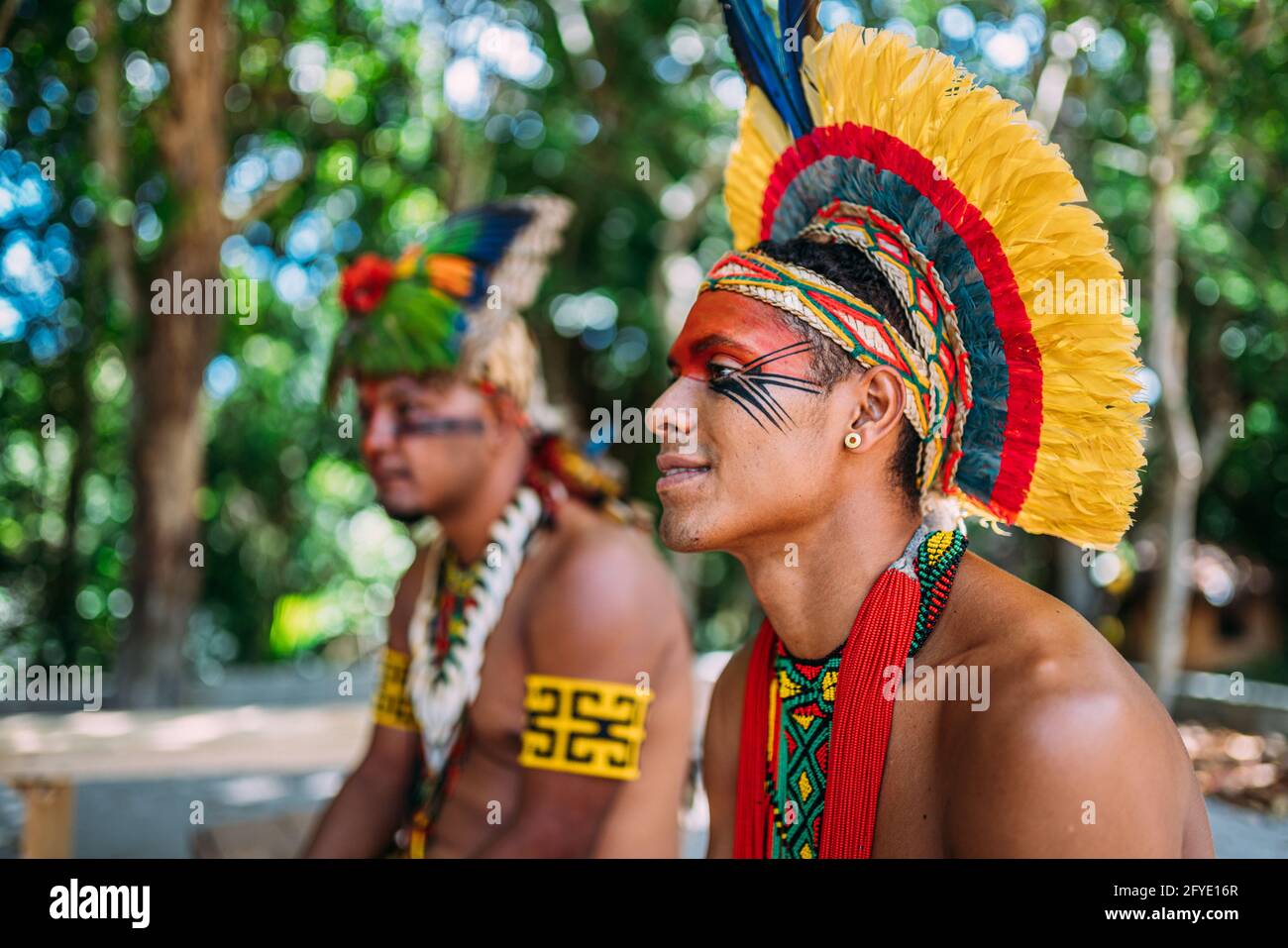 Dos indios de la tribu Pataxó. Indio brasileño del sur de Bahía con brea de  plumas, collar y pinturas faciales tradicionales buscando t Fotografía de  stock - Alamy