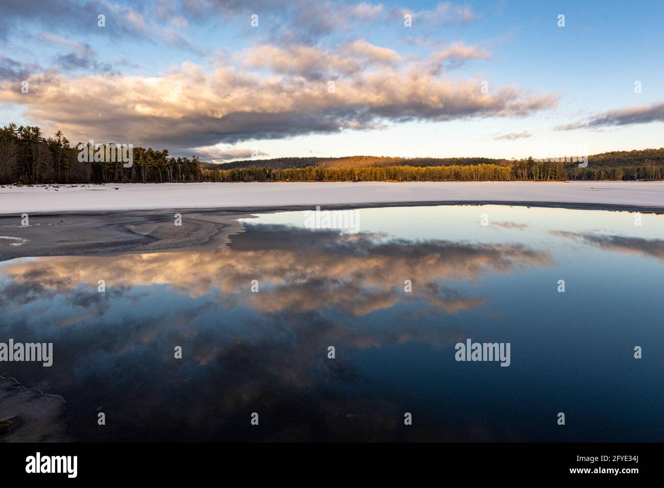 El nivel del agua es bastante bajo en Tully Lake en Royalston, Massachusetts Foto de stock