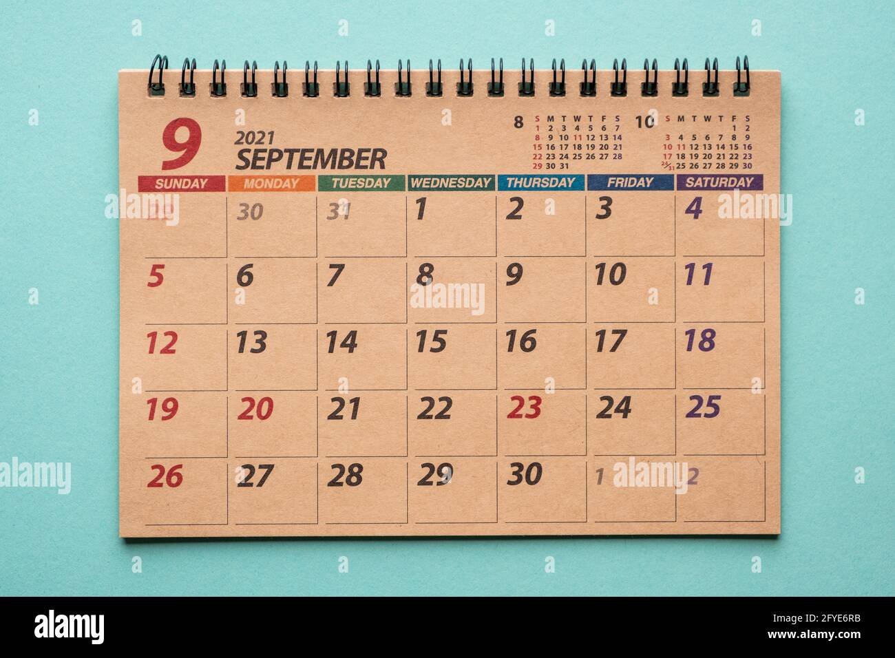 Calendario de escritorio del 2021 de septiembre sobre fondo verde Foto de stock