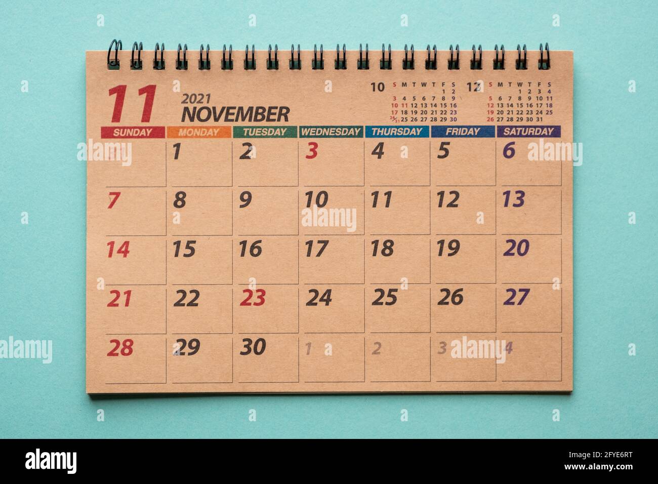 Calendario de escritorio del 2021 de noviembre sobre fondo verde Foto de stock