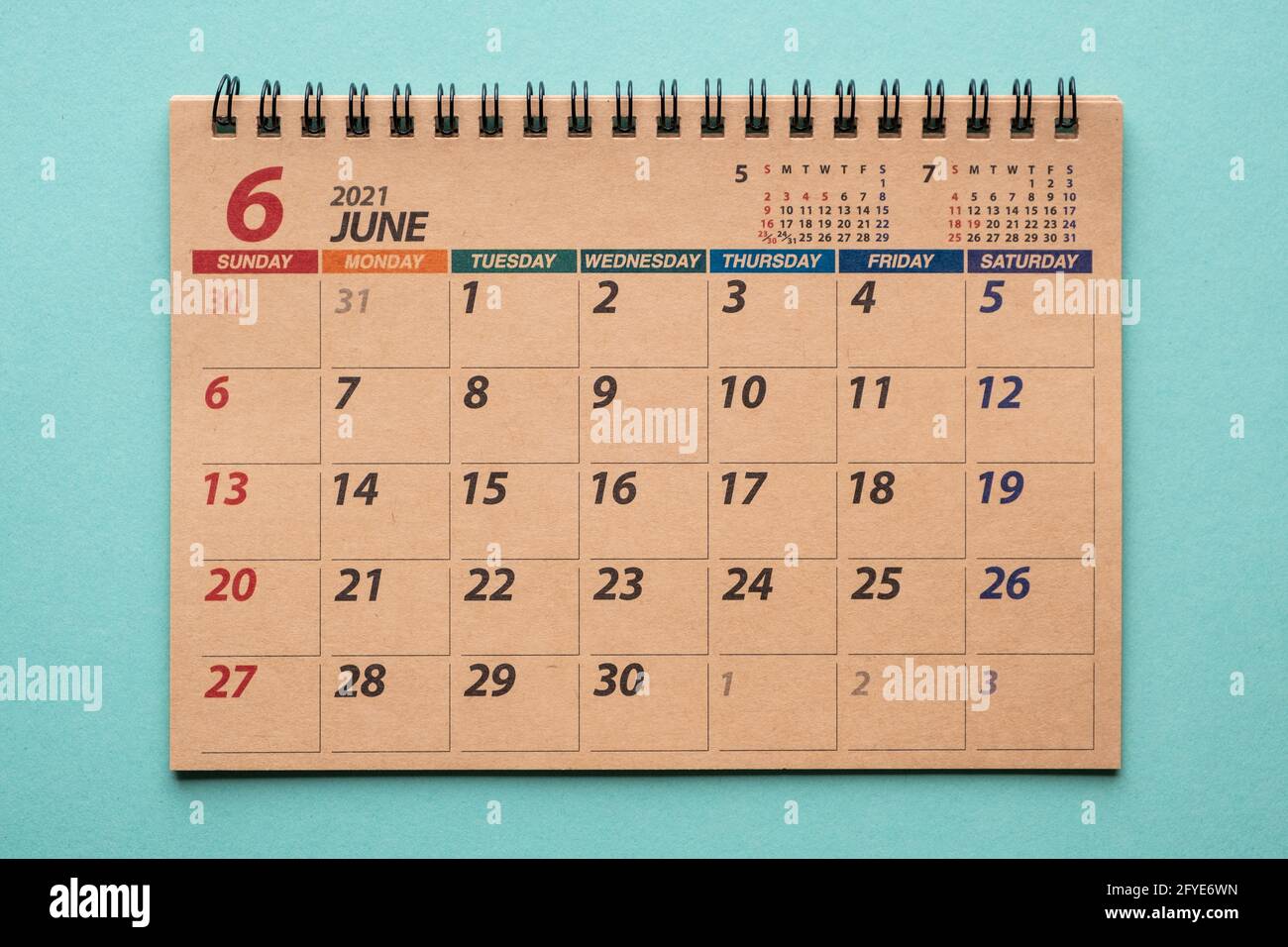 Calendario de escritorio del 2021 de junio sobre fondo verde Foto de stock