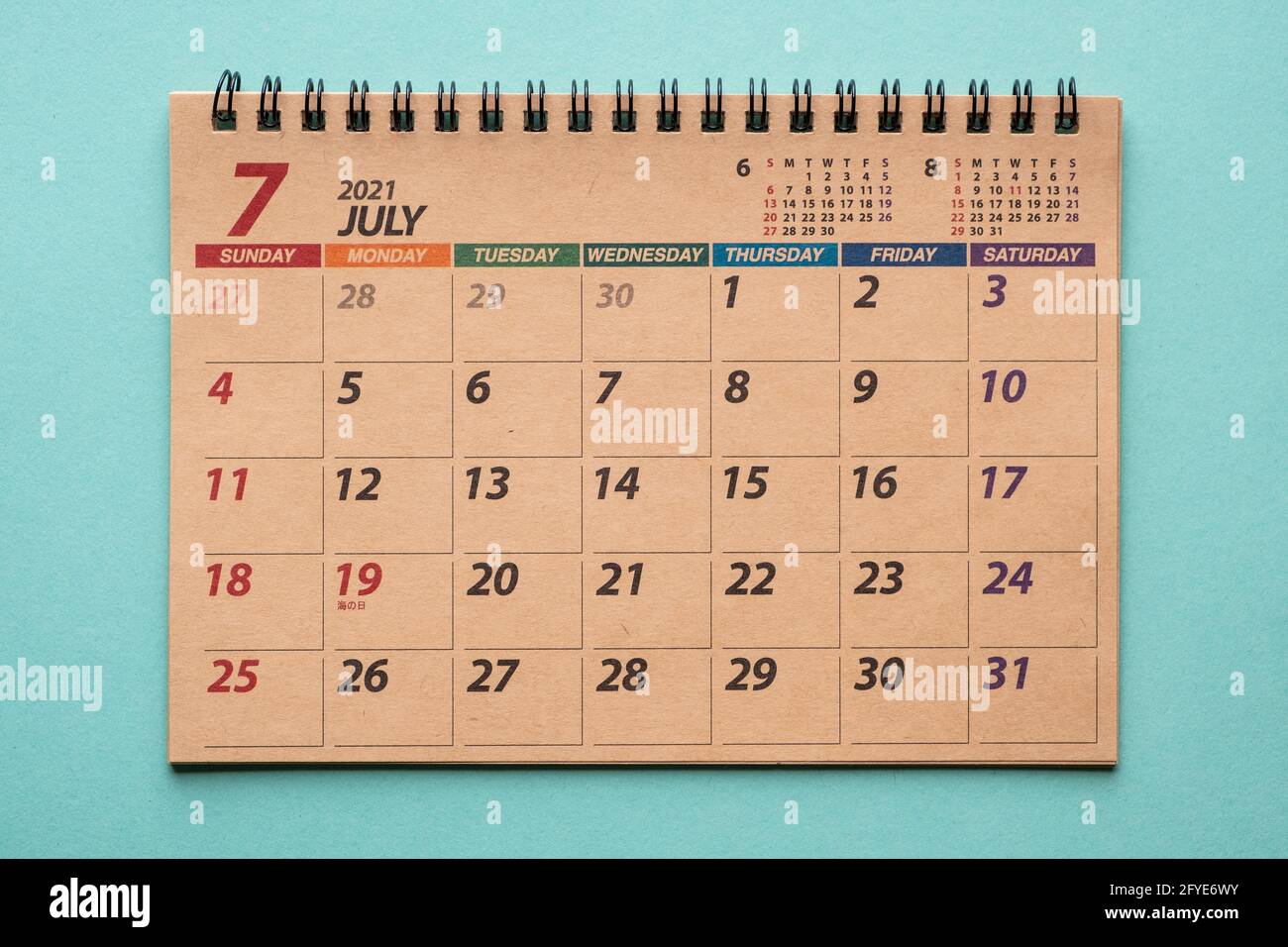 Calendario de escritorio del 2021 de julio sobre fondo verde Foto de stock