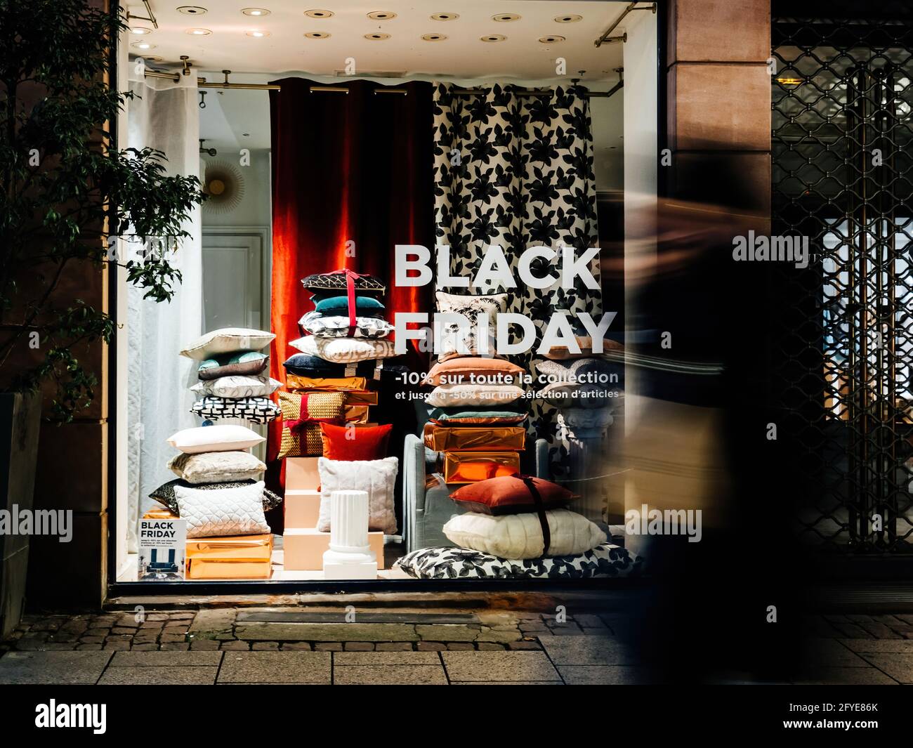 Gran hogar muebles tienda escaparate ventana con Negro Viernes Fotografía  de stock - Alamy