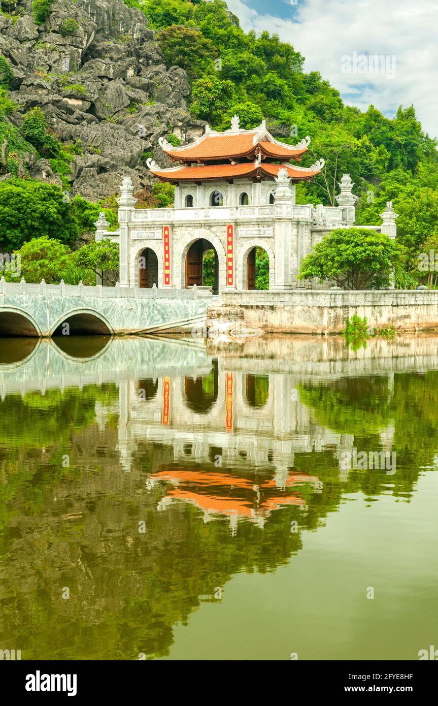 Entrada al Santuario Dinh, Ninh Binh, Vietnam Foto de stock