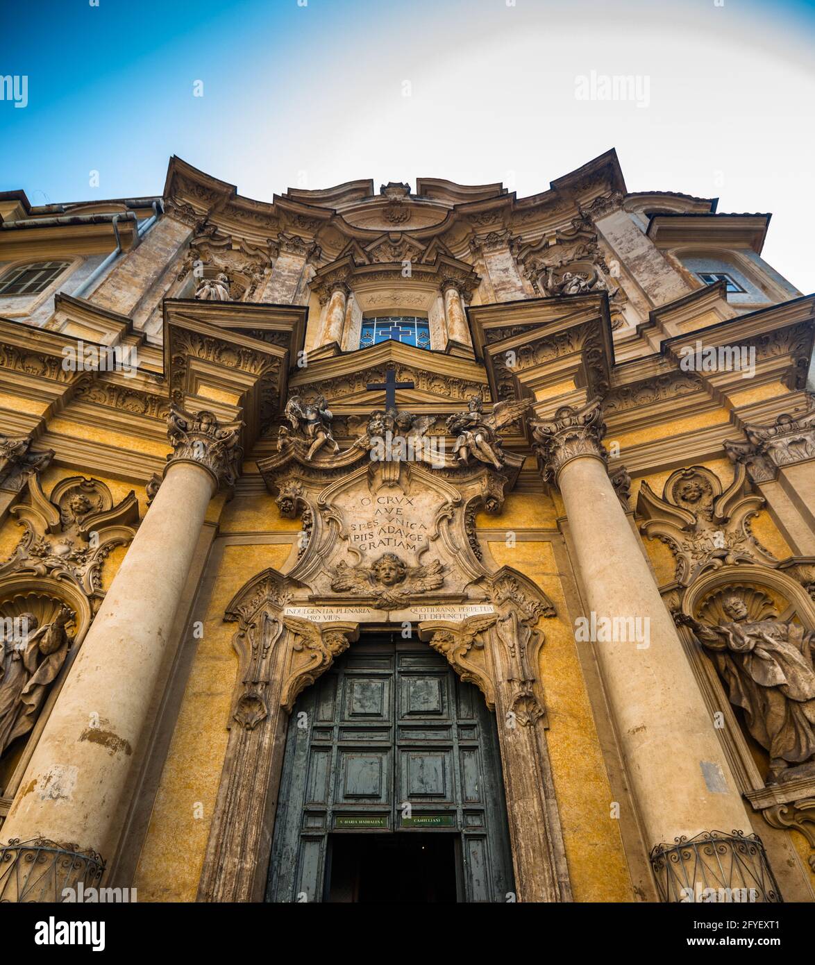 Fachada/entrada a Chiese Santa Maria Maddalena en Roma, Italia Foto de stock