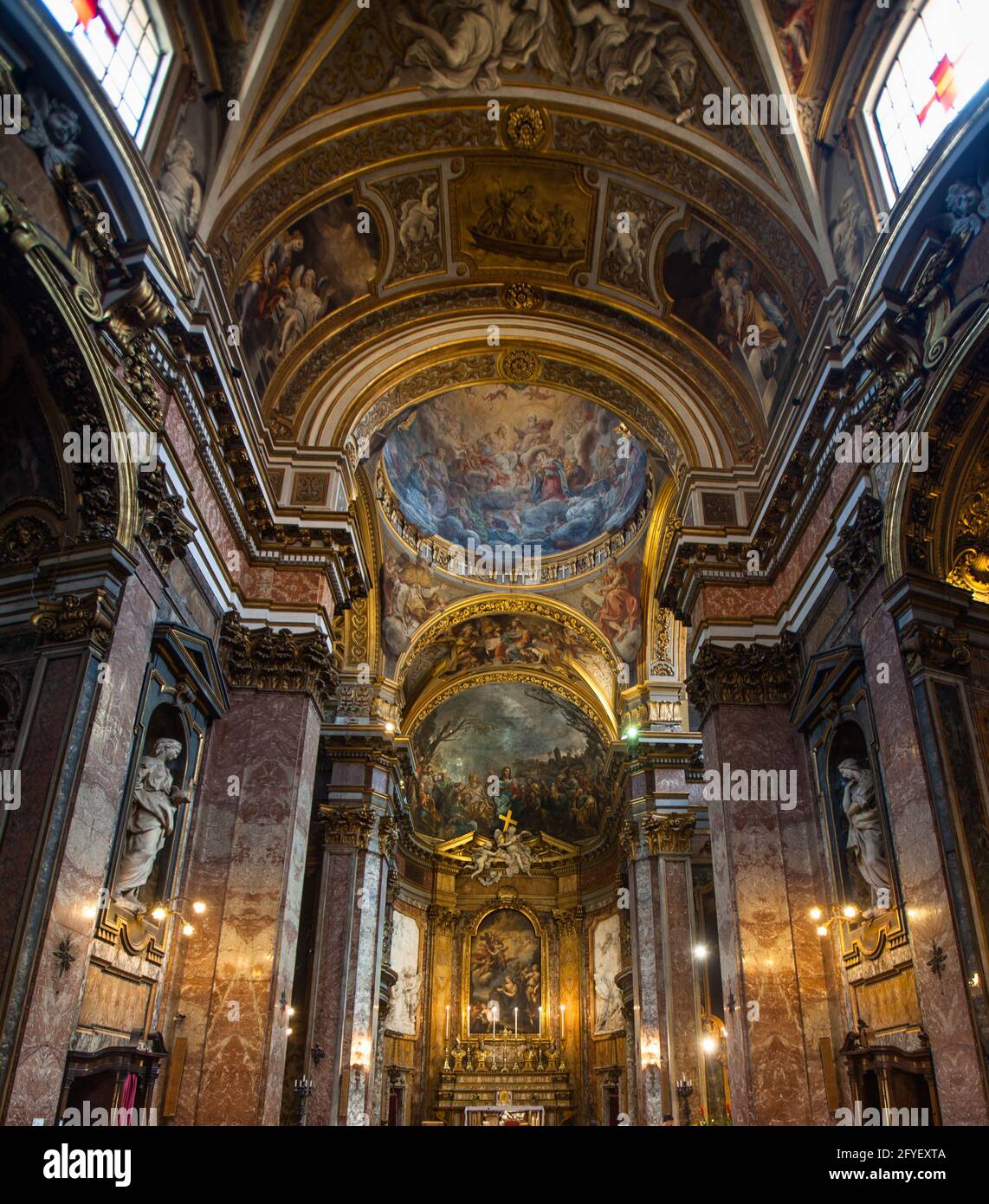 El interior de la iglesia barroca/rococó Chiese di Santa maria Maddelena en Roma, Italia, incluyendo el altar y el fresco del ábside 'Predicación de Chris Foto de stock