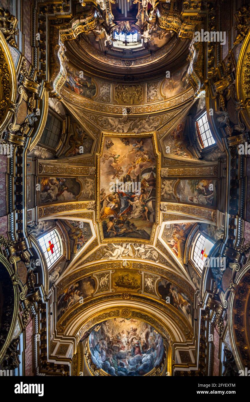 El fresco del techo 'Resurrección de Lázaro' por Michelangelo Cerruti Dentro de la iglesia barroca-tardía Chiese di Santa maria Maddelena en Roma, It Foto de stock
