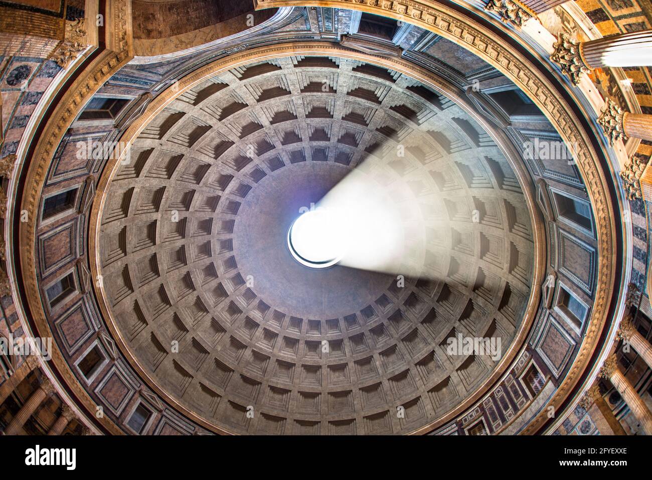 El óculo en el techo del antiguo Panteón Romano, en Roma, Italia Foto de stock
