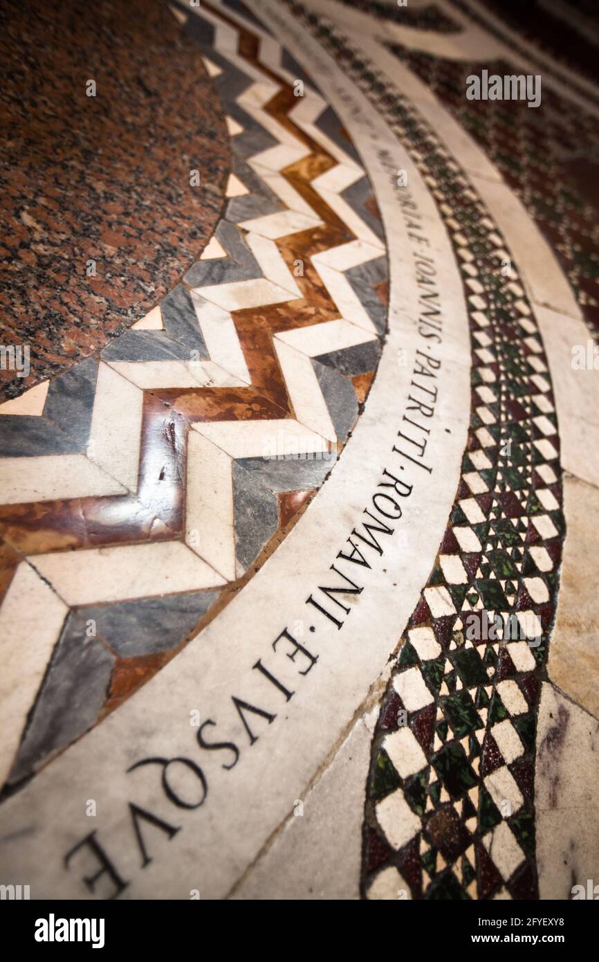 El piso de mármol ornamentado dentro de la Basilica di Santa Maria Maggiore en Roma, Italia Foto de stock