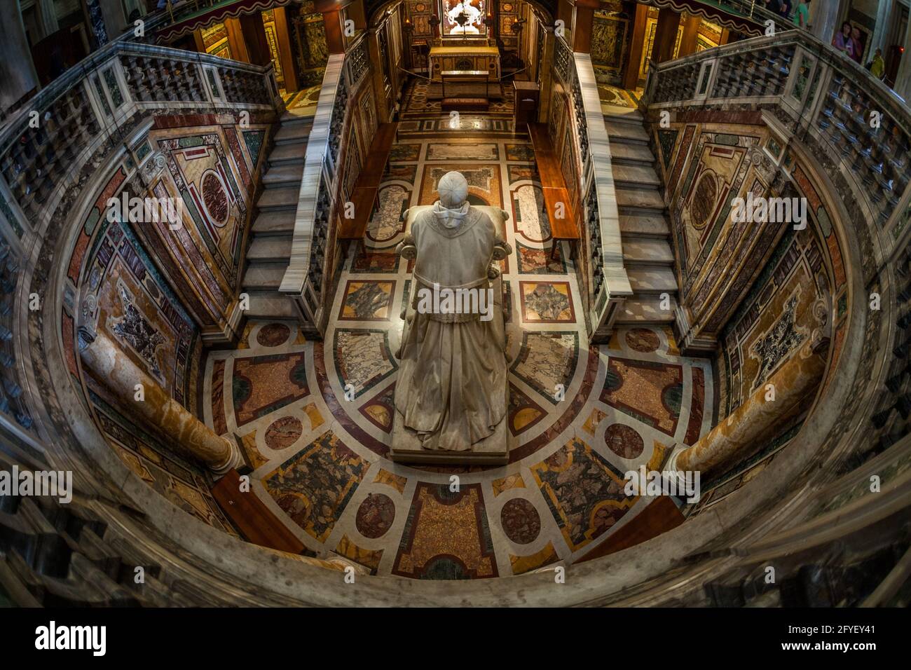 El altar mayor de la Basílica de Santa Maria Maggiore en Roma, con la reliquia sagrada La Santa Cuna y una escultura del Papa Pío IX de Giuseppe Valadie Foto de stock