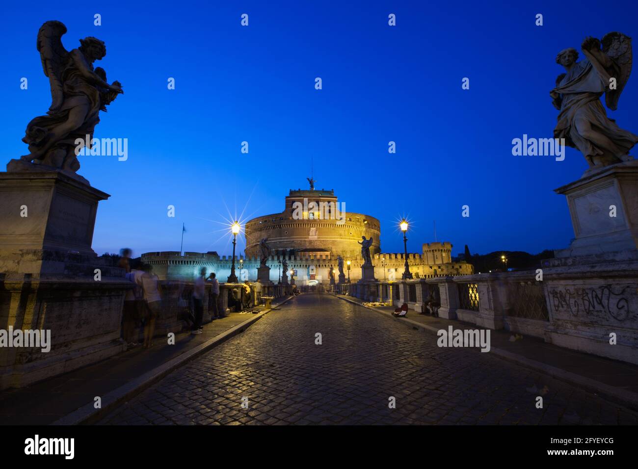 Castello di Sant'Angelo por la noche. Roma, Italia Foto de stock