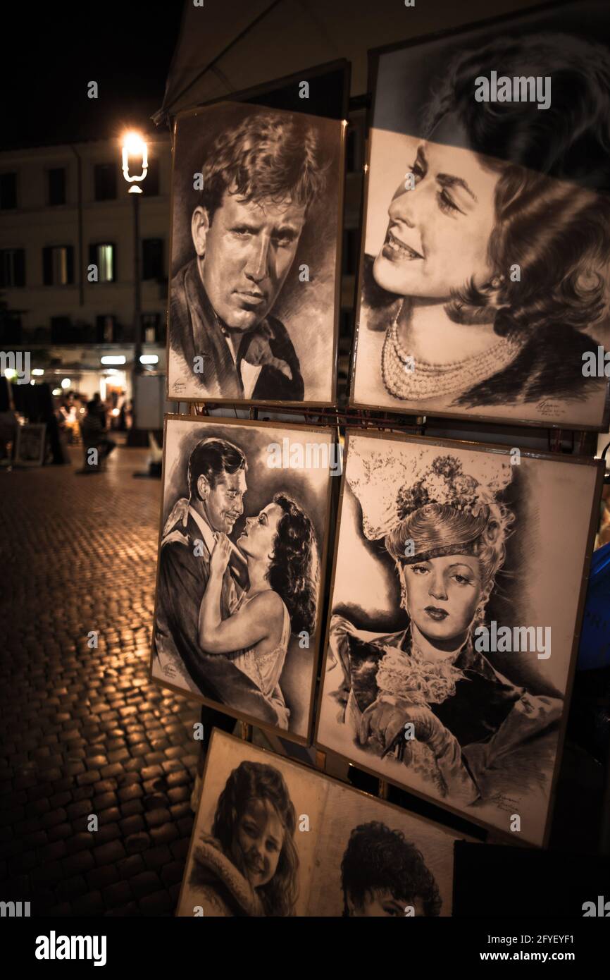 Exposición de obras de dibujantes callejeros que ofrecen retratos de clientes/turistas en Piazza Navona en Roma, Italia Foto de stock