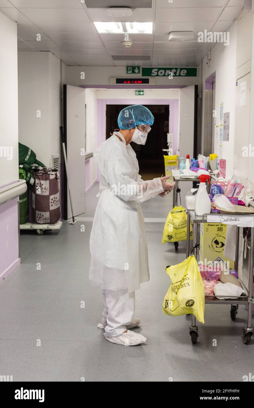 Vestirse de un fisioterapeuta a la entrada de una sala en la unidad COVID del CHU de Limoges, Francia. Foto de stock