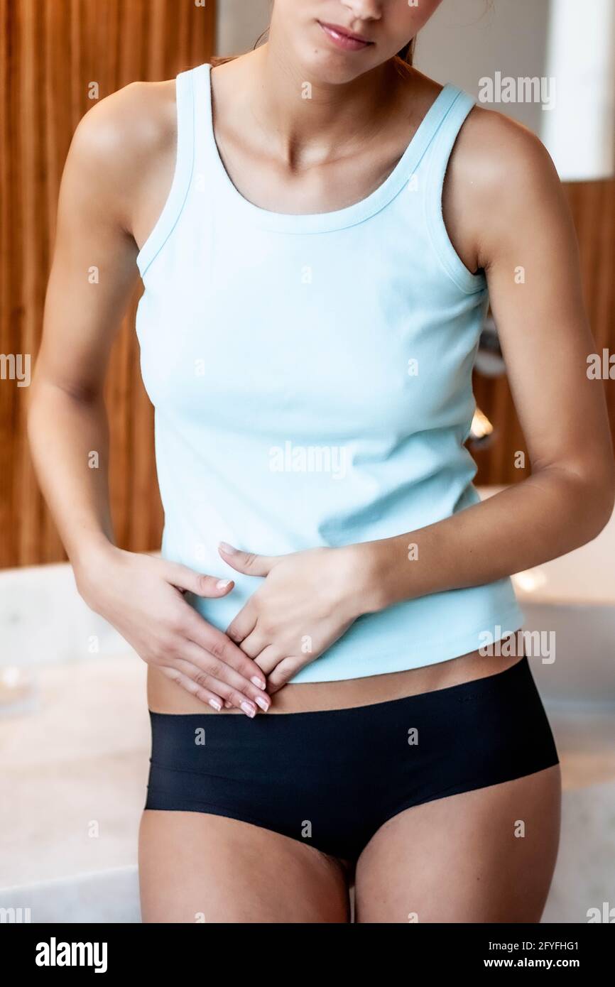Mujer sufre de dolor abdominal. Foto de stock