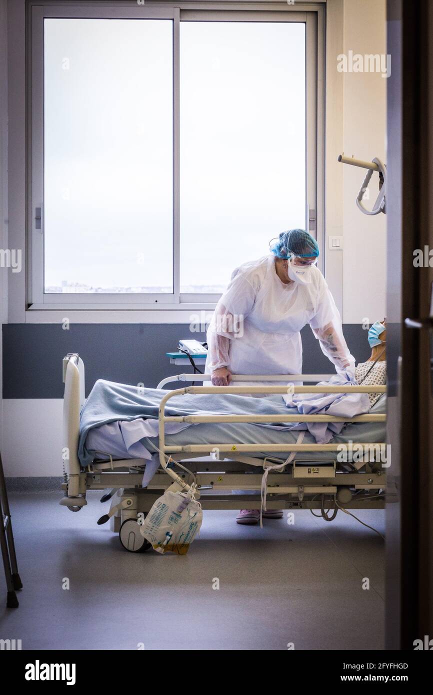 Enfermera con un paciente en la unidad de hospitalización de Covid, Limoges CHU, Francia. Foto de stock