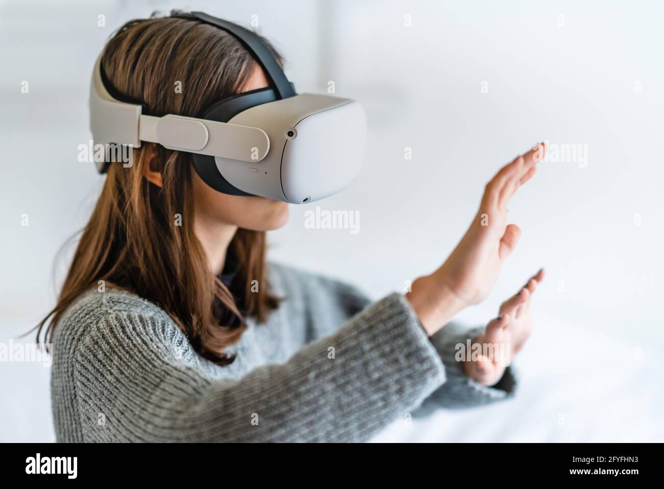 Adolescente usando el auricular oculus de realidad virtual. Foto de stock