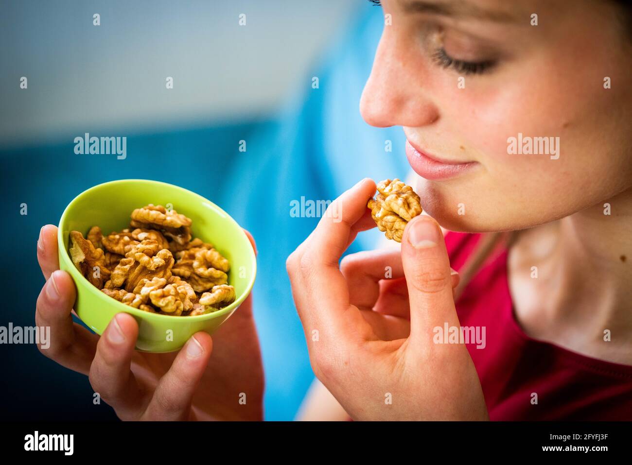 Mujer comer nueces. Foto de stock