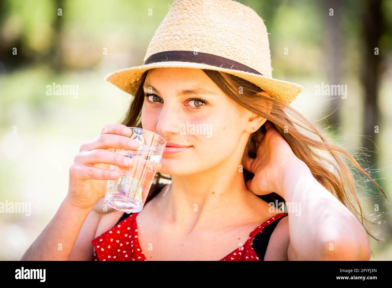 Mujer de beber un vaso de agua. Foto de stock