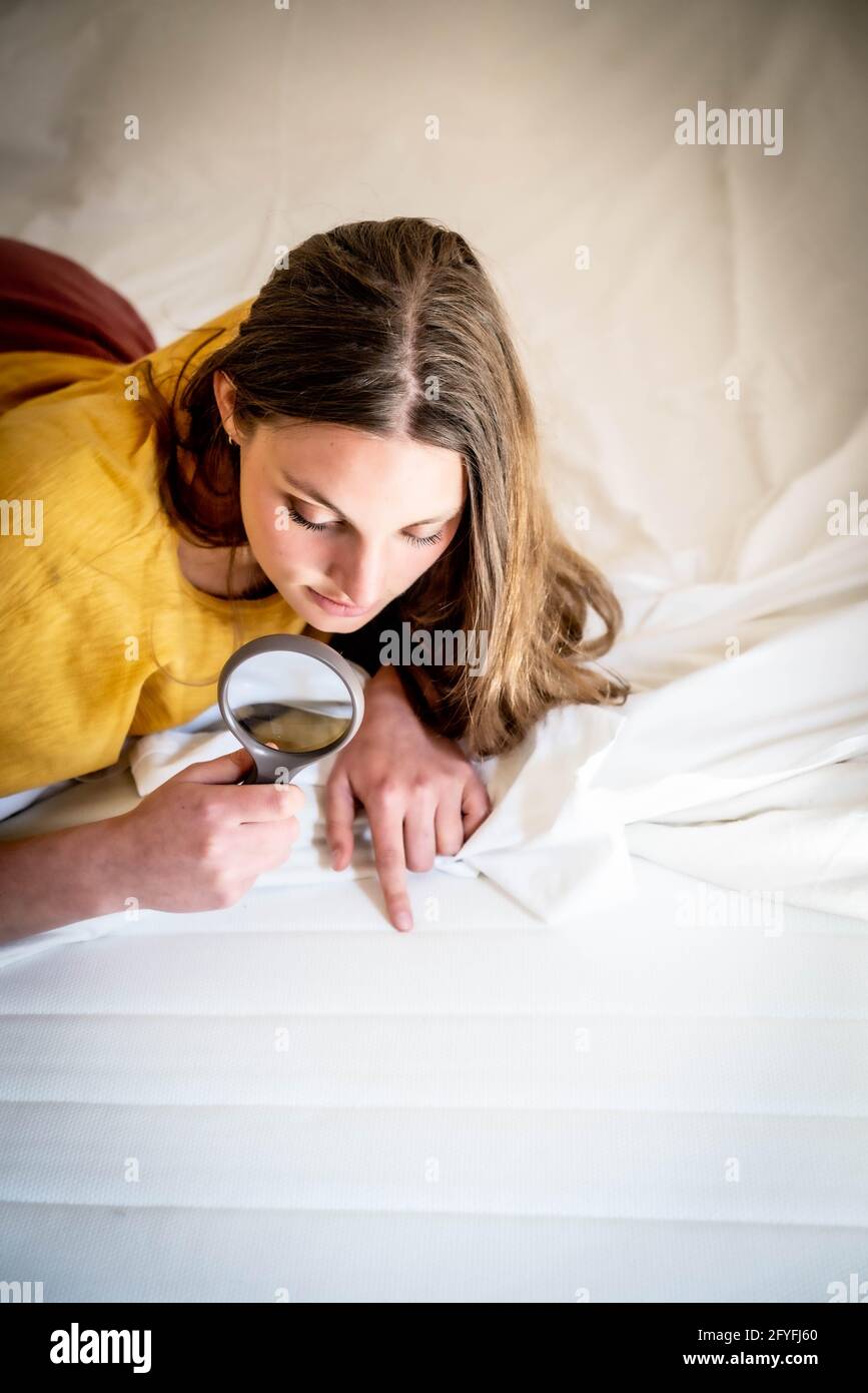 Mujer revisando su colchón. Foto de stock