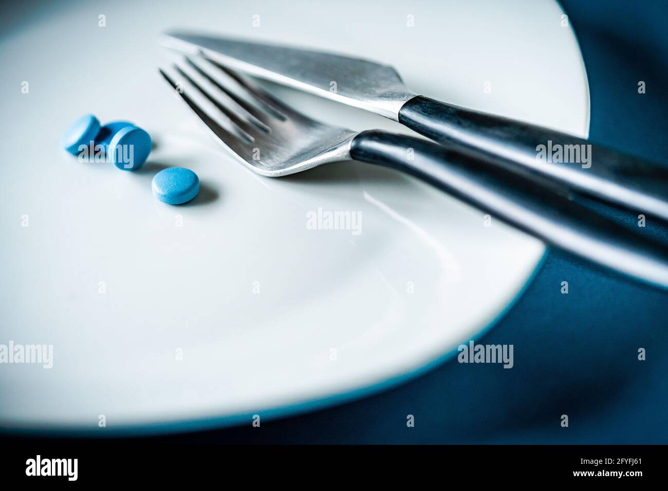 Cápsulas una píldoras en un plato. Foto de stock