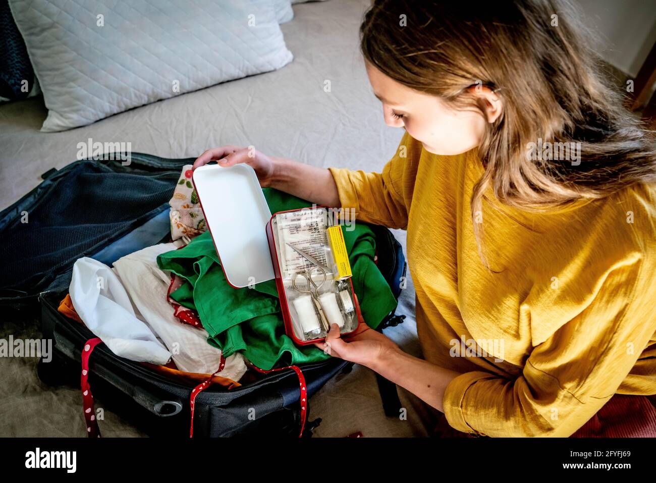 Mujer preparando botiquín de primeros auxilios. Foto de stock