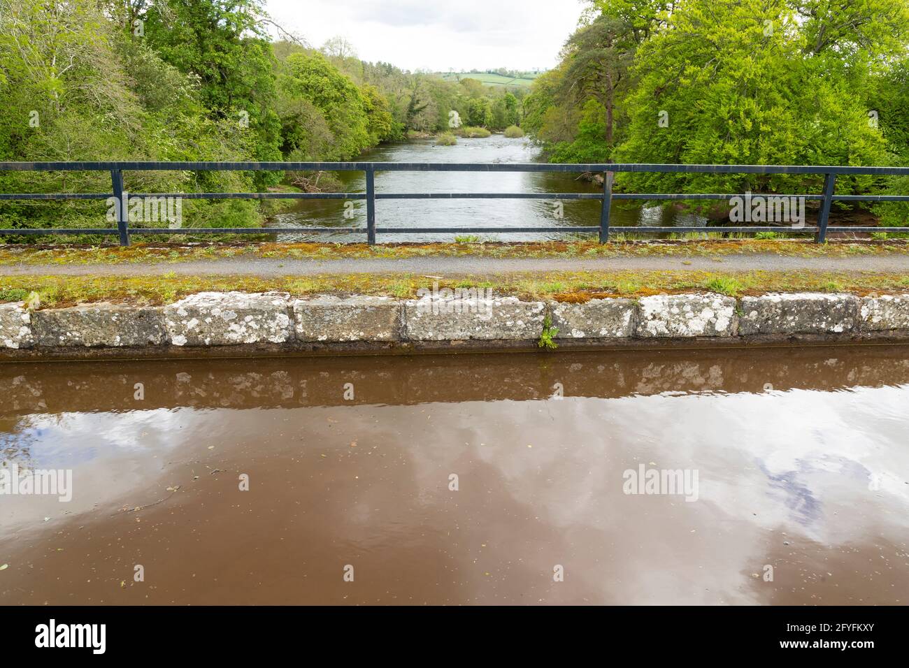 Río Usk, visto desde el acueducto de Brynich, cerca de Brecon en el Canal de Monmouthshire y Brecon, Powys, Gales, Reino Unido Foto de stock