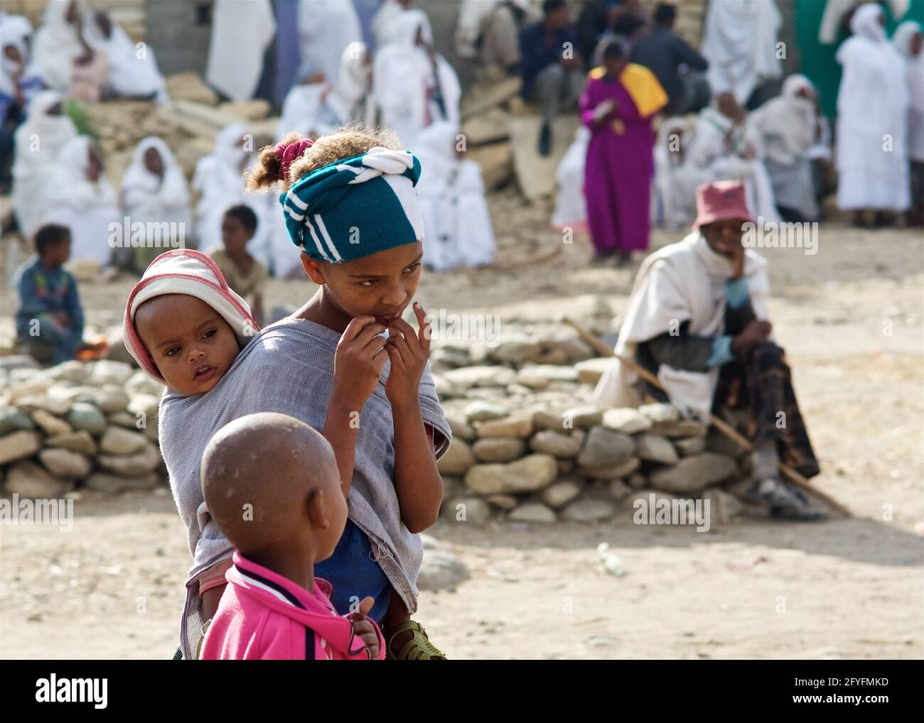 Nina Etiope Con Panuelo En La Cabeza Llevando A Un Bebe Y Asistiendo A La Ceremonia De La Cruz Verdadera En La Aldea De Wukro Tigray Etiopia Fotografia De Stock Alamy