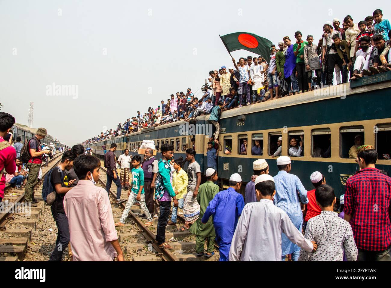 Arriesgado viaje en tren Capturé esta imagen el 19th de febrero de 2019 desde la estación de tren de Tonggi, Dhaka, Bangladesh, Asia del Sur Foto de stock