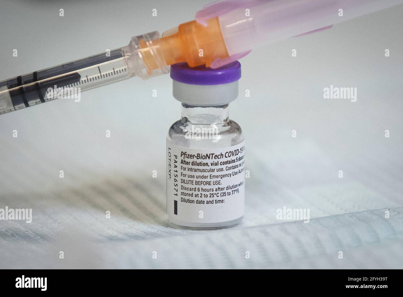 Un vial y una jeringa con la vacuna Pfizer-BioNTech COVID-19 en el Strathcona Paper Center en Napanee, Ontario, el lunes 15 de marzo de 2021, como CO Foto de stock