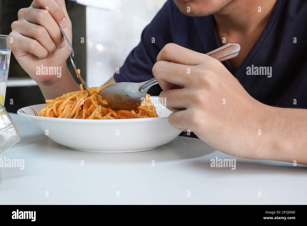 Queso de pasta de salchicha en el cuenco blanco. Macarrones, italia, espagueti, fideos, salami, Foto de stock