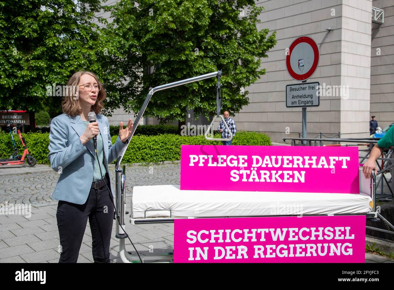Die Vorsitzende der Bay. grünen Eva Lettenbauer. Bündnis 90 / Die Grünen haben am 28. Mai 2021 in München vor der bayerischen Staatskanzlei eine kleine Fotoaktion für bessere Arbeitsbedingungen für Pfleger*innen gemacht. Die Grünen fordern u.a. eine bayerische Pflegekammer und mehr Gehalt. * La presidenta de los Verdes bávaros Eva Lettenbauer. El 28 de mayo de 2021, el verde bávaro hizo una pequeña acción fotográfica en Munich, Alemania, frente a la cancillería del Estado bávaro. Exigen mejores condiciones de trabajo para los trabajadores sanitarios, la junta bávara de enfermería y salarios más altos. (Foto de Alexander Foto de stock