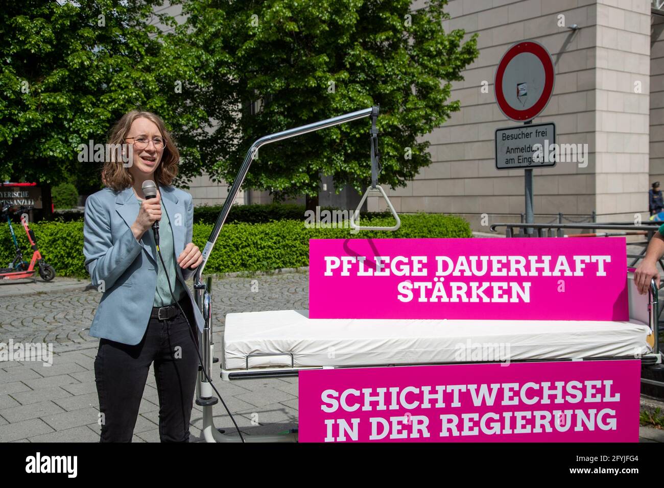 Die Vorsitzende der Bay. grünen Eva Lettenbauer. Bündnis 90 / Die Grünen haben am 28. Mai 2021 in München vor der bayerischen Staatskanzlei eine kleine Fotoaktion für bessere Arbeitsbedingungen für Pfleger*innen gemacht. Die Grünen fordern u.a. eine bayerische Pflegekammer und mehr Gehalt. * La presidenta de los Verdes bávaros Eva Lettenbauer. El 28 de mayo de 2021, el verde bávaro hizo una pequeña acción fotográfica en Munich, Alemania, frente a la cancillería del Estado bávaro. Exigen mejores condiciones de trabajo para los trabajadores sanitarios, la junta bávara de enfermería y salarios más altos. (Foto de Alexander Foto de stock