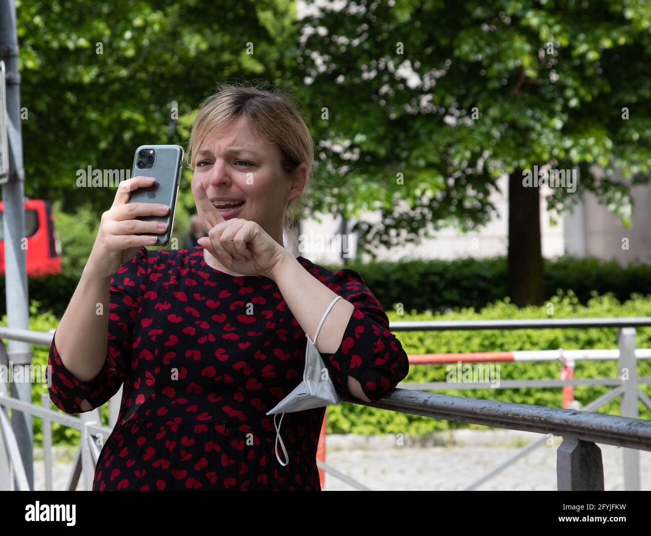 Die Fraktionschefin der Grünen im Landtag und Oppositionsführerin Katharina Schulze dreht eine Instastory. Bündnis 90 / Die Grünen haben am 28. Mai 2021 in München vor der bayerischen Staatskanzlei eine kleine Fotoaktion für bessere Arbeitsbedingungen für Pfleger*innen gemacht. Die Grünen fordern u.a. eine bayerische Pflegekammer und mehr Gehalt. * La presidenta de la facción verde bávara Katharina Schulze haciendo una historia Instagram. El 28 de mayo de 2021, el verde bávaro hizo una pequeña acción fotográfica en Munich, Alemania, frente a la cancillería del Estado bávaro. Exigen un mejor estado de trabajo Foto de stock