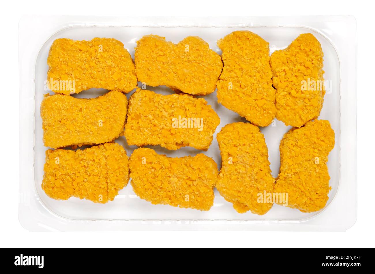 Nuggets veganos, listos para freír en un recipiente de plástico transparente. Nuggets veganos, a base de proteína de soja y trigo, en breadeo crujiente, fritos y cocidos. Foto de stock