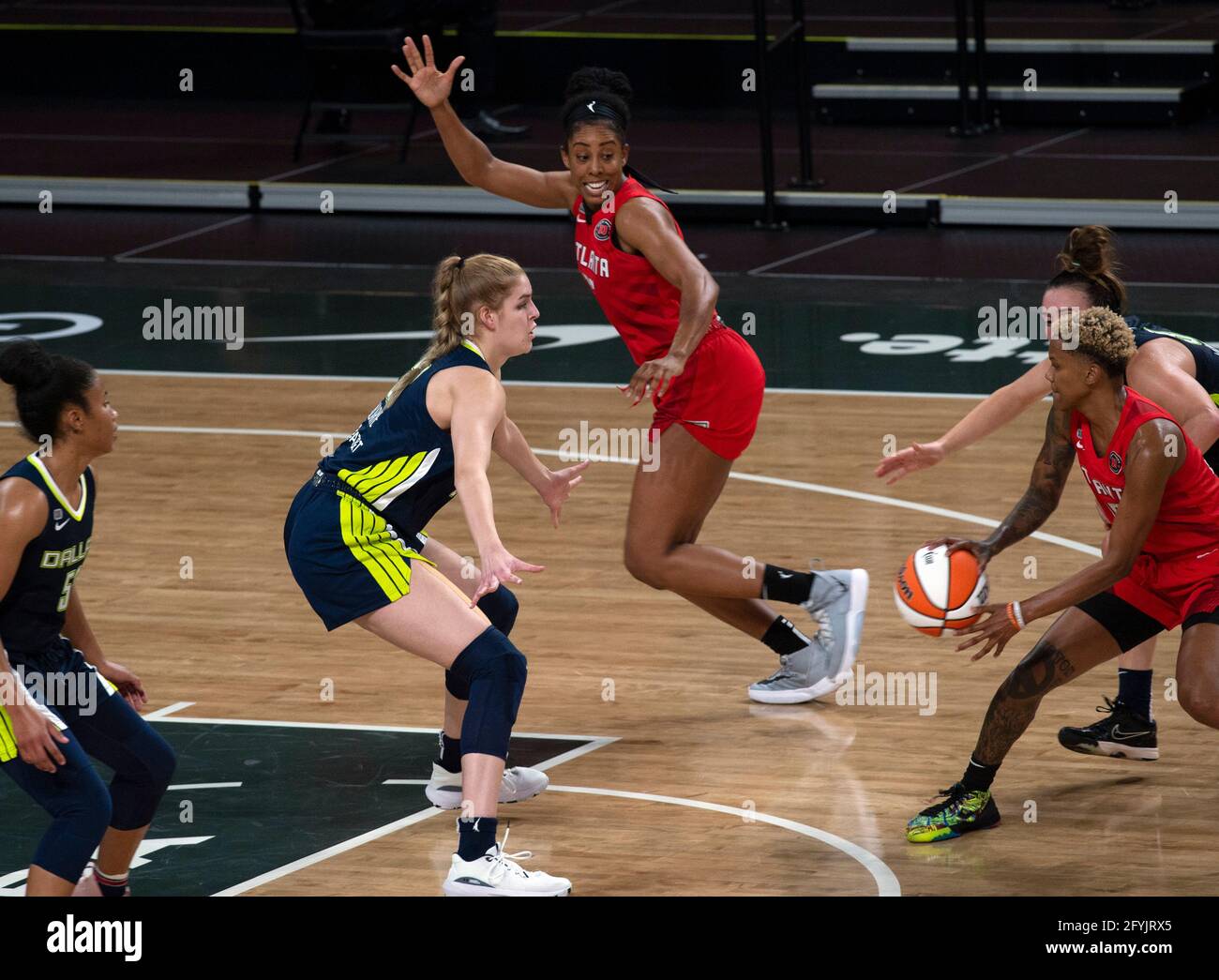 27 de mayo de 2021, Atlanta, GA, EE.UU.: WNBA Dallas Wings en partido con Atlanta Dream en Atlanta, mayo de 27. (Imagen de crédito: © Robin Rayne/ZUMA Wire) Foto de stock
